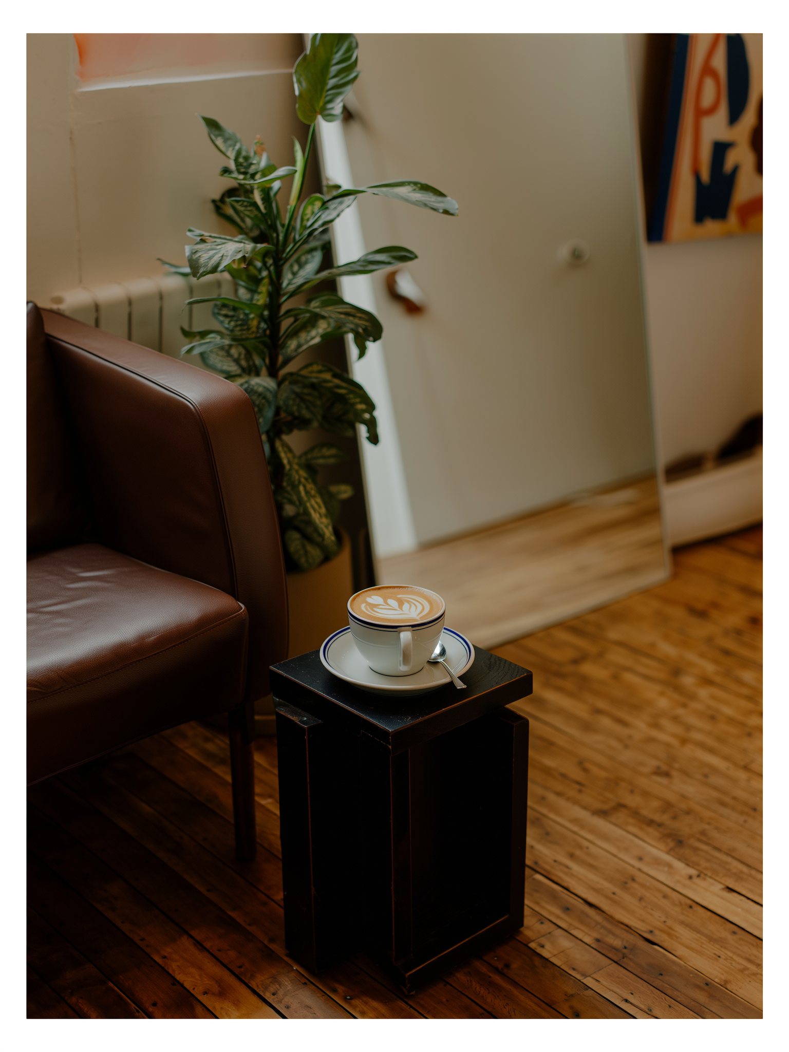 Een kop koffie op een bijzettafel in een warme wachthoek met planten